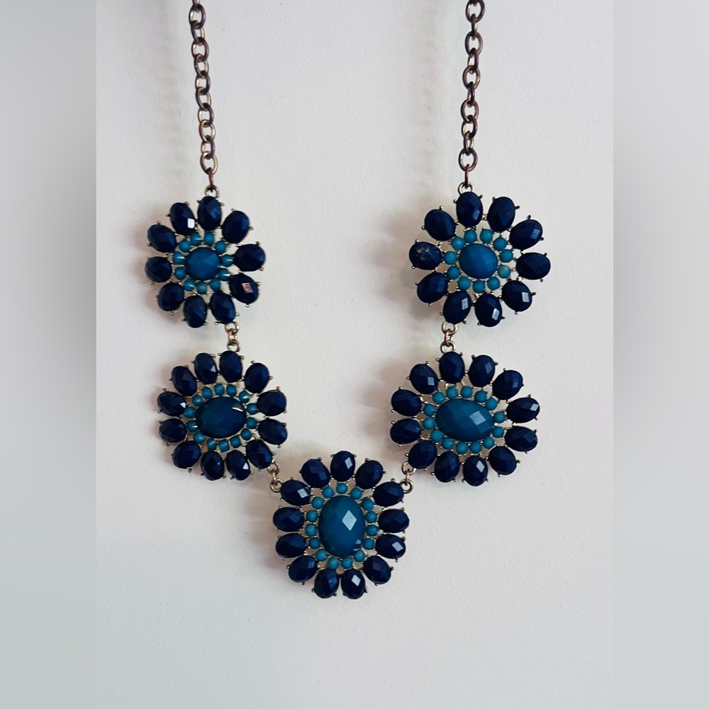 Gorgeous blue medallion flower necklace